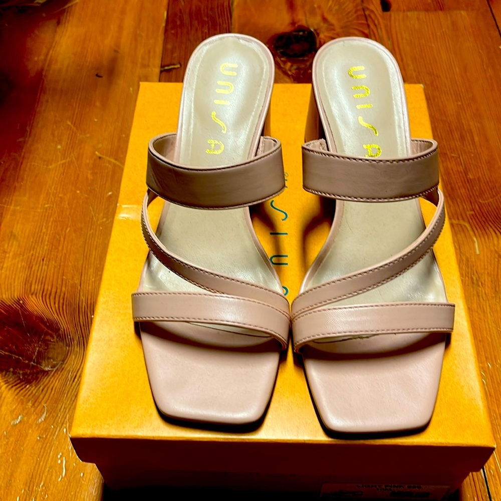 Pale pink size 10 sandal dress shoes. Brand is Unisa